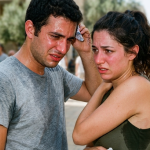 גבר ואישה בהזעת יתר כשחולצותיהם ספוגות בזיעה. פורטל יופי
