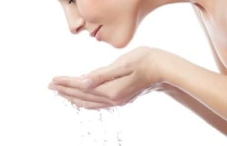 הסוד הפשוט למראה עור קורן וזוהר: ניקיון