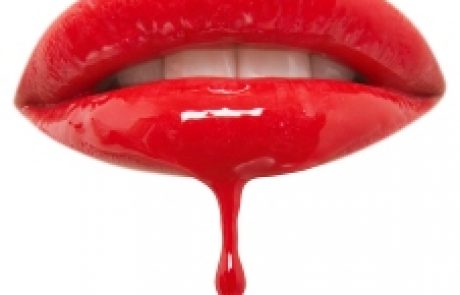 לנקום: שפתון אדום לוולנטיין לוהט ומפתה