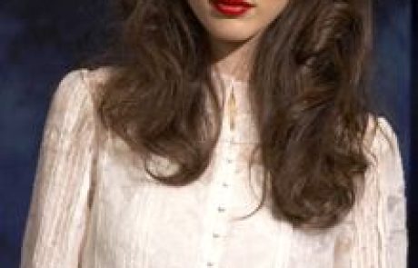 האדום חוזר לשפתיים