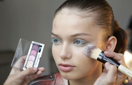 מבט מצועף: ריסים עם צללית