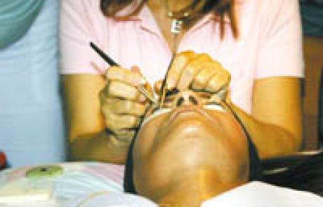 בקצה הריסים