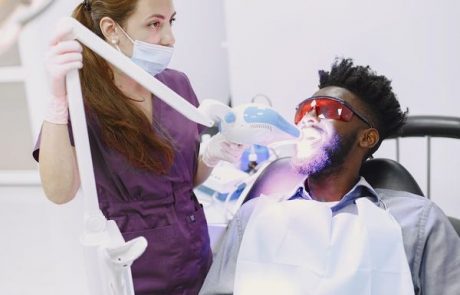 המדריך האולטימטיבי להלבנת שיניים: השוואת שיטות לייזר, בית ומרפאה
