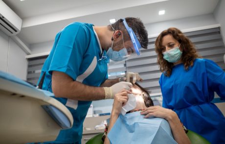 השפעת השתלת שיניים על נראות הפנים